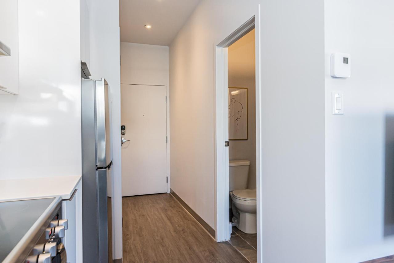 Huge New Flat Well Located Closed On St-denis Street By Den Apartment